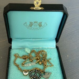 Y2K Juicy Couture necklace
Vintage chic
Embellished